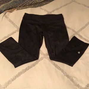 LuLuLemon black camouflage capri legging